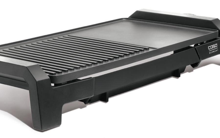 Caso, GrillBQ2200, grill da tavolo in alluminio con zona di cottura divisa in due, una è la piastra antiaderente liscia e una è a grill in rilievo; il riscaldamento è molto rapido; il vassoio antisgocciolamente è estraibile e togliendo l'indicatore di temperatura il grill è interamente lavabile in acqua. Potenza 2,200 Watt
